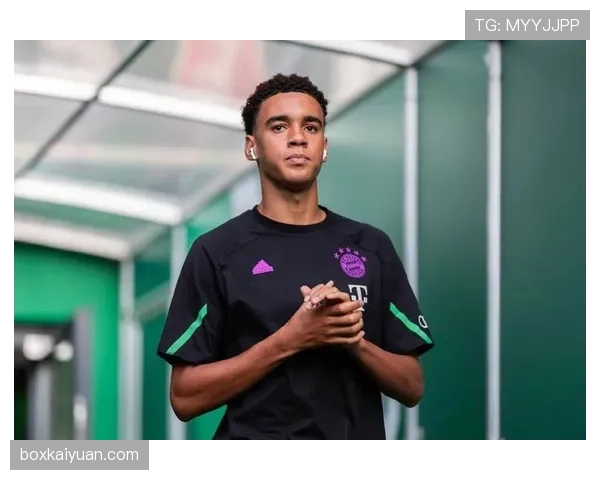 厄德高与穆西亚拉：技术型中场的战术角色与风格差异分析